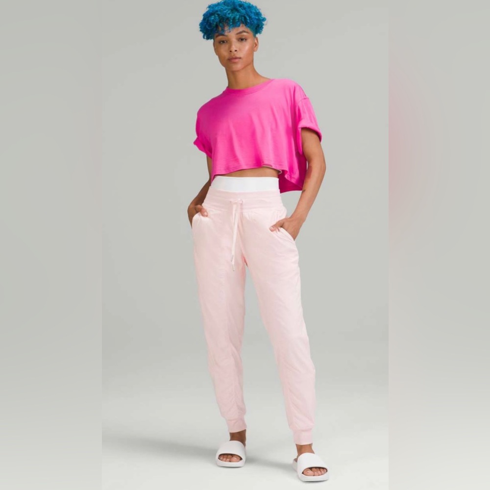 NWT VERY RARE STRAWBERRY MILKSHAKE LULULEMON JOGGERS!✨💗 SIZE 4